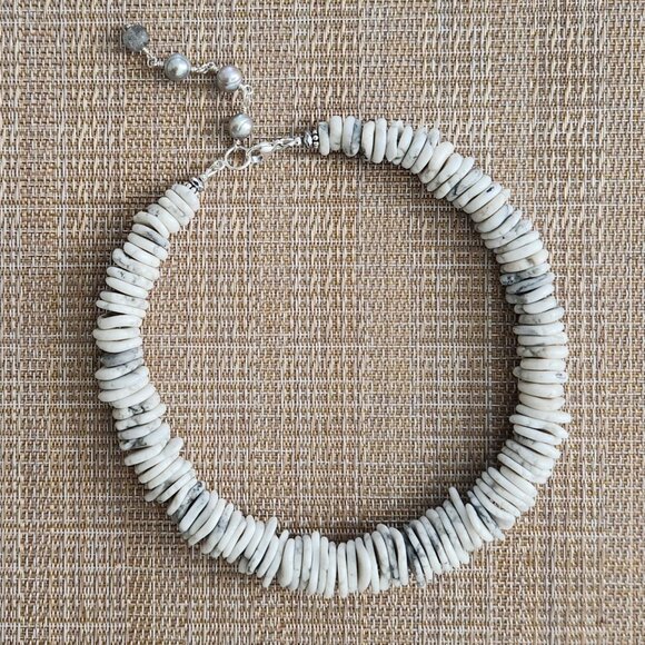 WHITE "PUKA" MAGNESITE NECKLACE - Picture 2 of 2